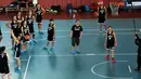 Jelang berlaga di Sea Games 2015 Singapura, Tim Basket Putri Indonesia memantapkan pola latihan di Hall A Senayan Jakarta, (23/5/2015). Untuk meredakan ketegangan, tim basket putri Indonesia bermain games usai berlatih. (Liputan6.com/Helmi Fithriansyah)