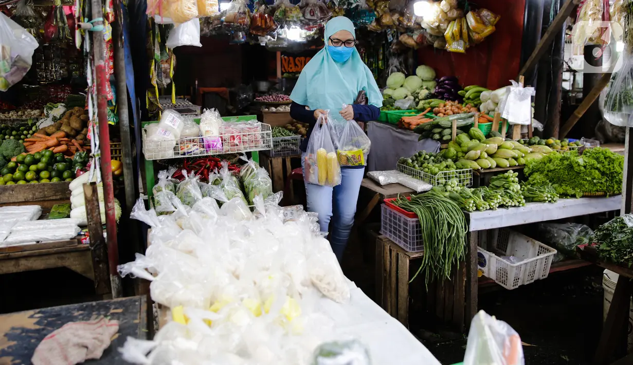 Pengunjung membeli kebutuhan pokok di Pasar Lembang, Tangerang, Selasa (24/8/2021). Bank Indonesia (BI) memperkirakan, Indeks Harga Konsumen (IHK) alias inflasi akan berlanjut pada bulan Agustus 2021. (Liputan6.com/Angga Yuniar)