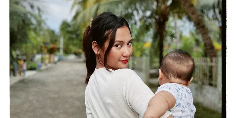 Pilih Rahasiakan Wajah Anak, Intip Momen Indah Permatasari Gendong Buah Hati