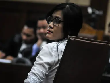 Terdakwa Jessica Kumala Wongso mengikuti sidang di Pengadilan Negeri Jakarta Pusat, Rabu (5/10). Terdakwa Jessica tengah jalani sidang lanjutan dengan agenda pembacaan tuntutan oleh Jaksa Penuntut Umum. (Liputan6.com/Helmi Afandi)