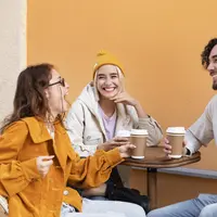 Seorang laki-laki dan dua orang perempuan sedang bercengkrama (Foto Dok: Freepik/freepik).