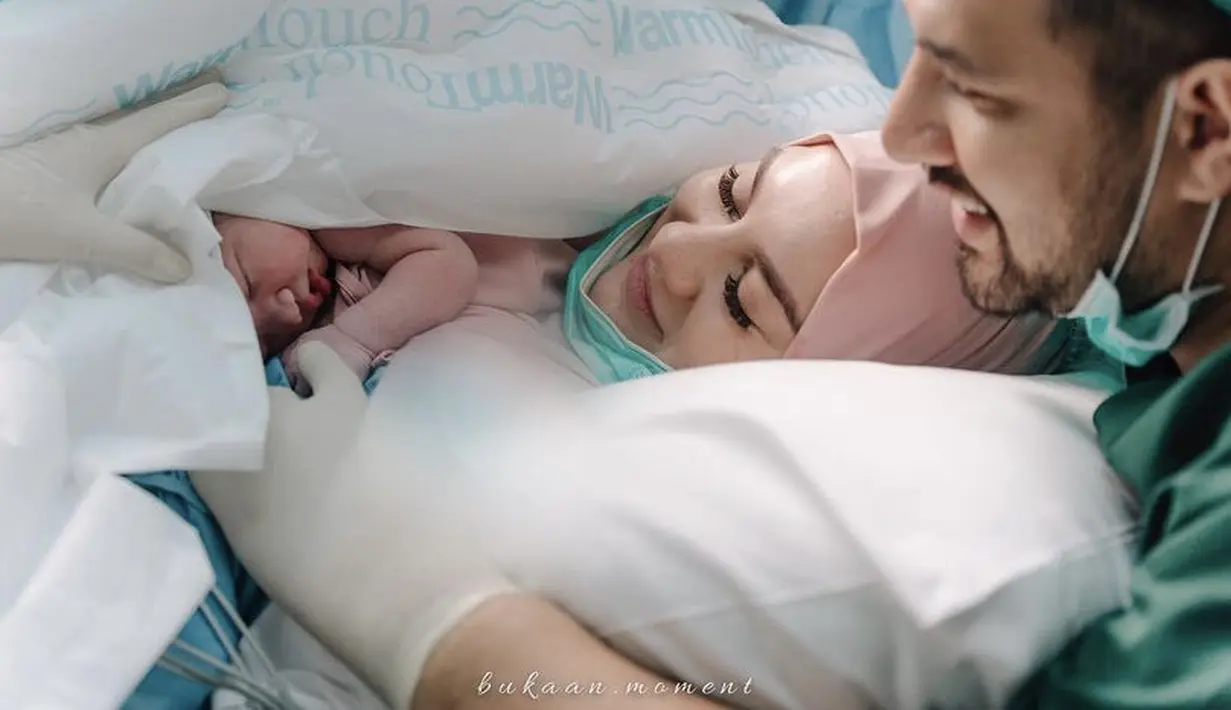 <p>Lalu Irish Bella pun melahirkan anak ke-4 nya, dalam potret tersebut nampak wajah Irish yang glowing dengan bulu mata tebalnya. @_irishbella_</p>