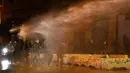 Demonstran antipemerintah disemprot air saat bentrok dengan polisi antihuru-hara dalam demonstrasi menentang pemerintahan baru dekat Parliament Square, Beirut, Lebanon, Rabu (22/1/2020). Demonstrasi dan kekerasan terus berlanjut kendati Lebanon telah mengumumkan kabinet baru. (AP Photo/Hussein Malla