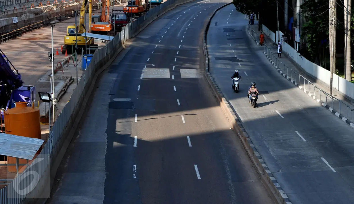 Suasana arus lalu lintas di Jalan MH Thamrin, Jakarta, Jumat (17/7/2015). Lengangnya arus lalu lintas di Jakarta disebabkan libur bersama perayaan Idul Fitri 1436 H dan diperkirakan akan berlangsung selama sepekan. (Liputan6.com/Johan Tallo)
