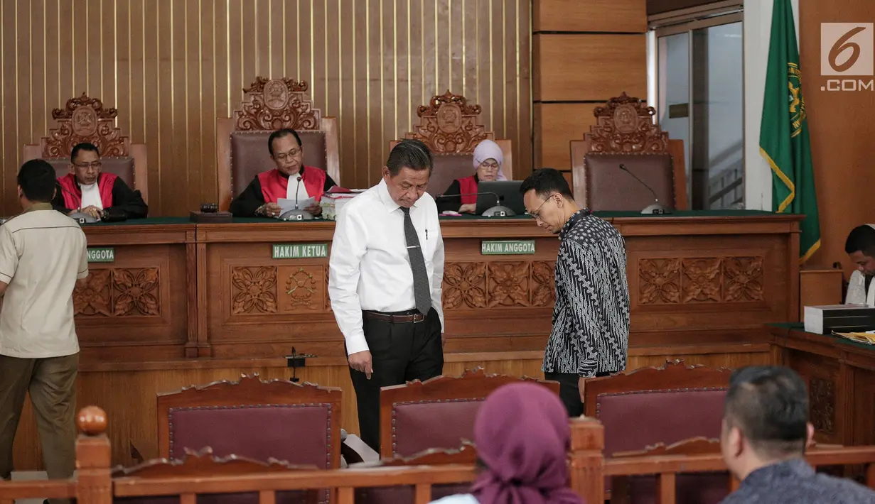 Saksi kasus penyebaran berita bohong atau hoaks dengan terdakwa Ratna Sarumpaet, ahli hukum ITE Teguh Arifiyadi (kanan) dan ahli pidana Mudzakir (kiri) bersiap menjalani sidang lanjutan di PN Jakarta Selatan, Jakarta, Kamis (9/5/2019). (Liputan6.com/Faizal Fanani)