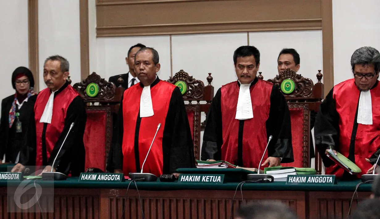 Majelis Hakim bersiap memimpin sidang kasus dugaan penodaan agama dengan terdakwa Basuki Tjahaja Purnama atau Ahok di Kementan, Jakarta, Selasa (9/5). Ahok menghadapi sidang vonis kasus dugaan penodaan agama hari ini. (Liputan6.com/Kurniawan Mas'ud/pool)