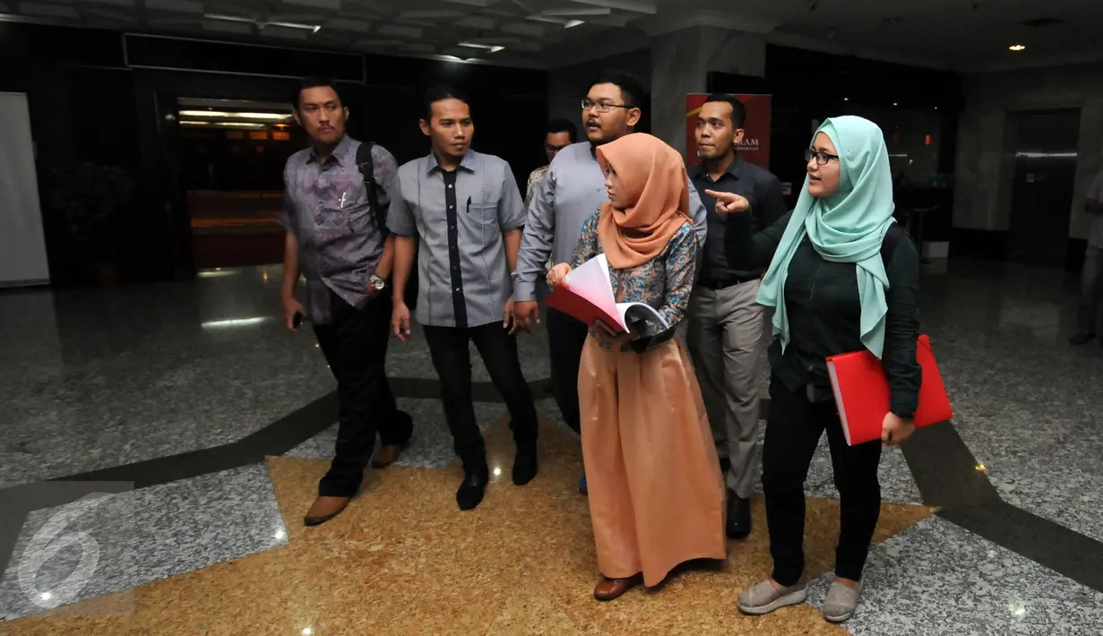 Juru Bicara TemanAhok, Amalia Ayuningtyas (kanan) bersama tim kuasa hukumnya usai mendaftarkan berkas perkara pengajuan judicial review UU Pilkada di Mahkamah Konstitusi, Jakarta, Jumat (17/6). (liputan6.com/Helmi Fithriansyah)