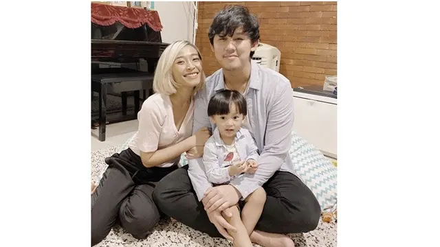 Jarang Tersorot, Ini 7 Potret Rinni Wulandari dan Keluarga Kecilnya