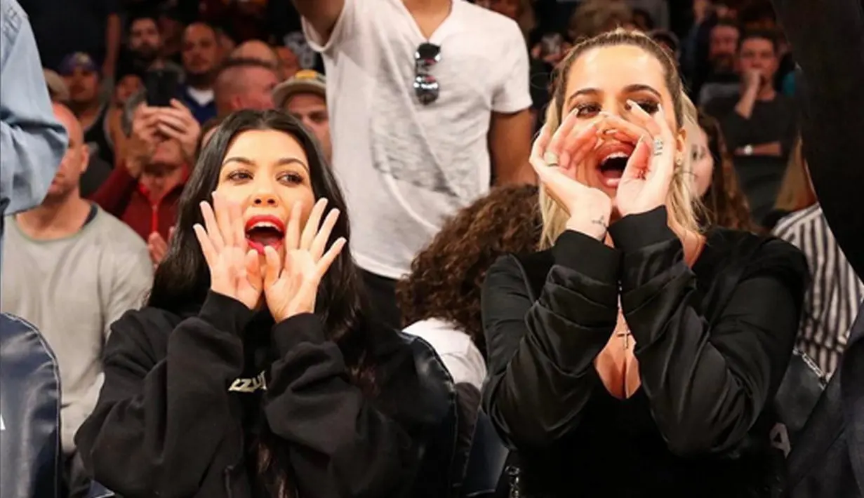 Khloe Kardashian dan Kourtney Kardashian tampak kompak. Keduanya memberikan semangat dan dukungan untuk Tristan Thompson yang sedang berjuang dalam pertandingan basketnya. (Instagram/kourtneykardashian)