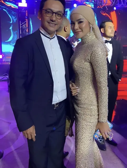 Olla Ramlan tampil dengan gaun bodycon berpayet warna nude yang serasi dengan kerudungnya. Gaun tersebut didesain oleh Renzila Zuardi. @ollaramlan