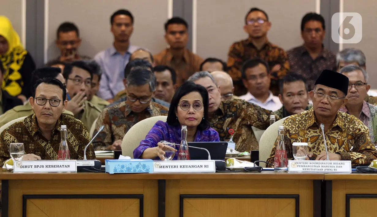 Menteri Keuangan Sri Mulyani (tengah) bersama Menko PMK Muhadjir Effendy (kanan) dan Dirut BPJS Kesehatan Fahmi Idris saat rapat kerja gabungan dengan DPR di Kompleks Parlemen, Jakarta, Selasa (18/2/2020). Rapat diikuti Komisi II, Komisi VIII, Komisi IX, dan Komisi XI DPR. (Liputan6.com/Johan Tallo)