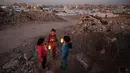 Kehangatan suasana jelang buan suci Ramadan begitu terasa di tengah hamparan tenda pengungsi dan kondisi yang serba terbatas. Tampak dalam foto, beberapa pengungsi muda Palestina bermain di reruntuhan bangunan yang hancur di kamp pengungsi Bureij di Jalur Gaza tengah pada 15 Februari 2026. (Eyad Baba/AFP)
