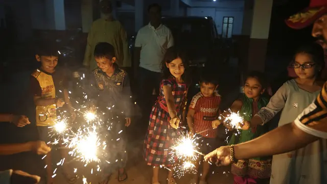 Antusias Warga India Rayakan Festival Diwali