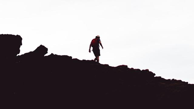 Ilustrasi mendaki gunung