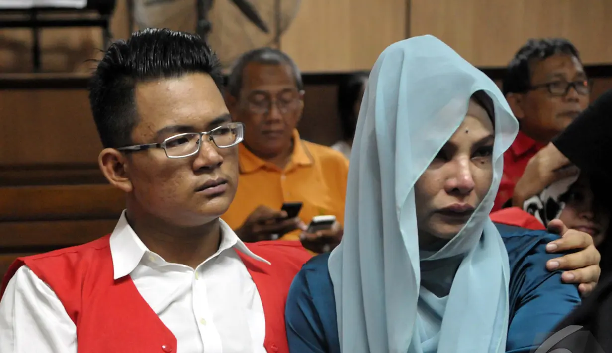 Ahmad Imam Al Hafitd ditemani ibunya saat menjalani sidang lanjutan yang beragendakan pembacaan pledoi/nota pembelaan di Pengadilan Negeri Jakarta Pusat, Selasa (11/11/2014) (Liputan6.com/Panji Diksana)
