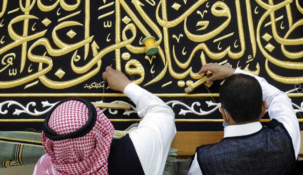 Pekerja menyulam kaligrafi Islam pada Kiswah Kabah menggunakan benang perak murni dan benang perak berlapis emas di pabrik Kiswah di Mekah, Arab Saudi, Rabu (14/7/2021). Kiswah yang menutupi Kabah diganti setiap tahun untuk umrah atau haji. (AP Photo/Amr Nabil)