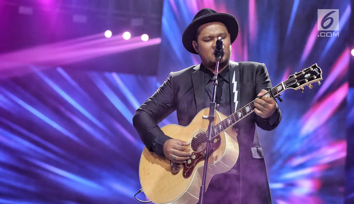 Penampilan Virgoun pada malam puncak HUT ke-28 SCTV di ICE BSD, Tangerang Selatan, Jumat (24/8). Dihadapan penonton Virgoun membawakan lagu berjudul "Bukti". (Liputan6.com/Faizal Fanani)