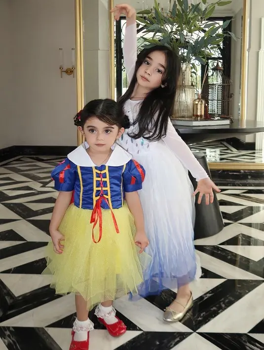 Anak Nabila Syakieb tampil mengenakan gaun frozen dari karakter Elsa. Rambutnya pun dibiarkan terurai.  [marginw]