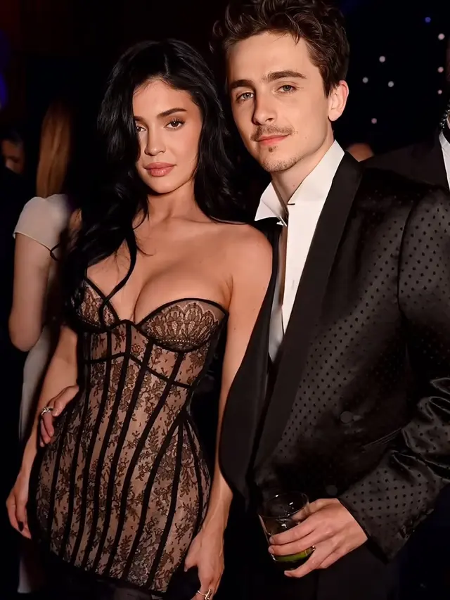 7 Adu Gaya Artis Pakai Lace Dress di Oscar 2025, Kendall Jenner hingga Lisa BLACKPINK Tampil Serba Hitam