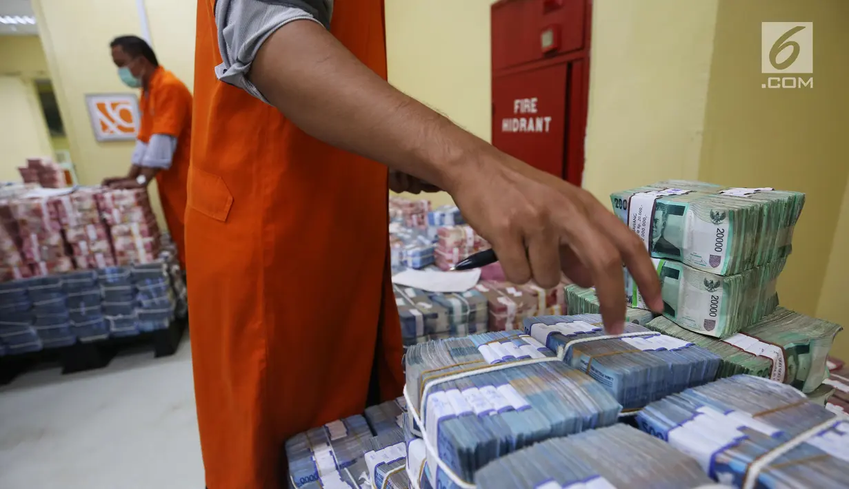 Petugas menata tumpukan uang kertas di Cash Center Bank BNI di Jakarta, Kamis (6/7). Nilai tukar rupiah terhadap dolar Amerika Serikat (USD) pada sesi I perdagangan hari ini masih tumbang di kisaran level Rp13.380/USD. (Liputan6.com/Angga Yuniar)