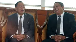 Tawa Gubernur BI Agus Martowardojo (kiri) saat berbincang dengan Gubernur BI terpilih Perry Warjiyo  di Gedung DPR, Jakarta, Selasa (3/4). Perry Warjito terpilih menjadi Gubernur BI untuk periode 2018-2023. (Liputan6.com/Angga Yuniar)