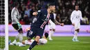 Striker PSG, Mauro Icardi, merayakan gol yang dicetaknya ke gawang Lille pada laga Ligue 1 Prancis di Stadion Parc des Princes, Paris, Jumat (22/11). PSG menang 2-0 atas Lille. (AFP/Franck Fife)