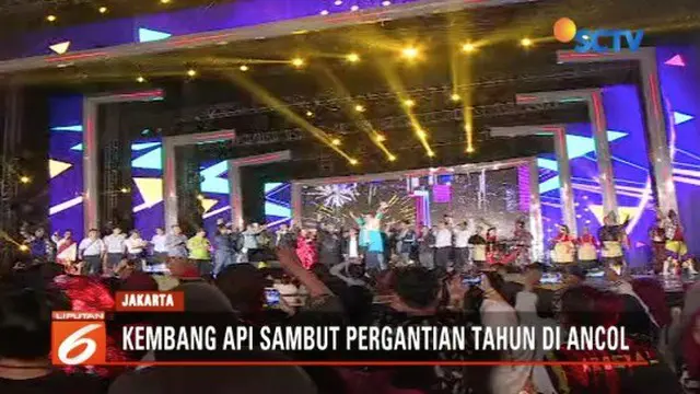 Meskipun hujan turun, masyarakat tetap antusias menikmati pergantian tahun baru bersama Gempita 2019 SCTV di Pantai Ancol.