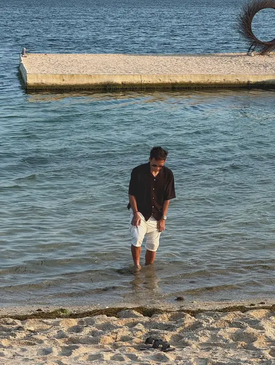 Sementara itu, Egy Maulana Vikri pilih kenakan kemeja hitam lengan pendek dan celana putih [@adiba.knza]