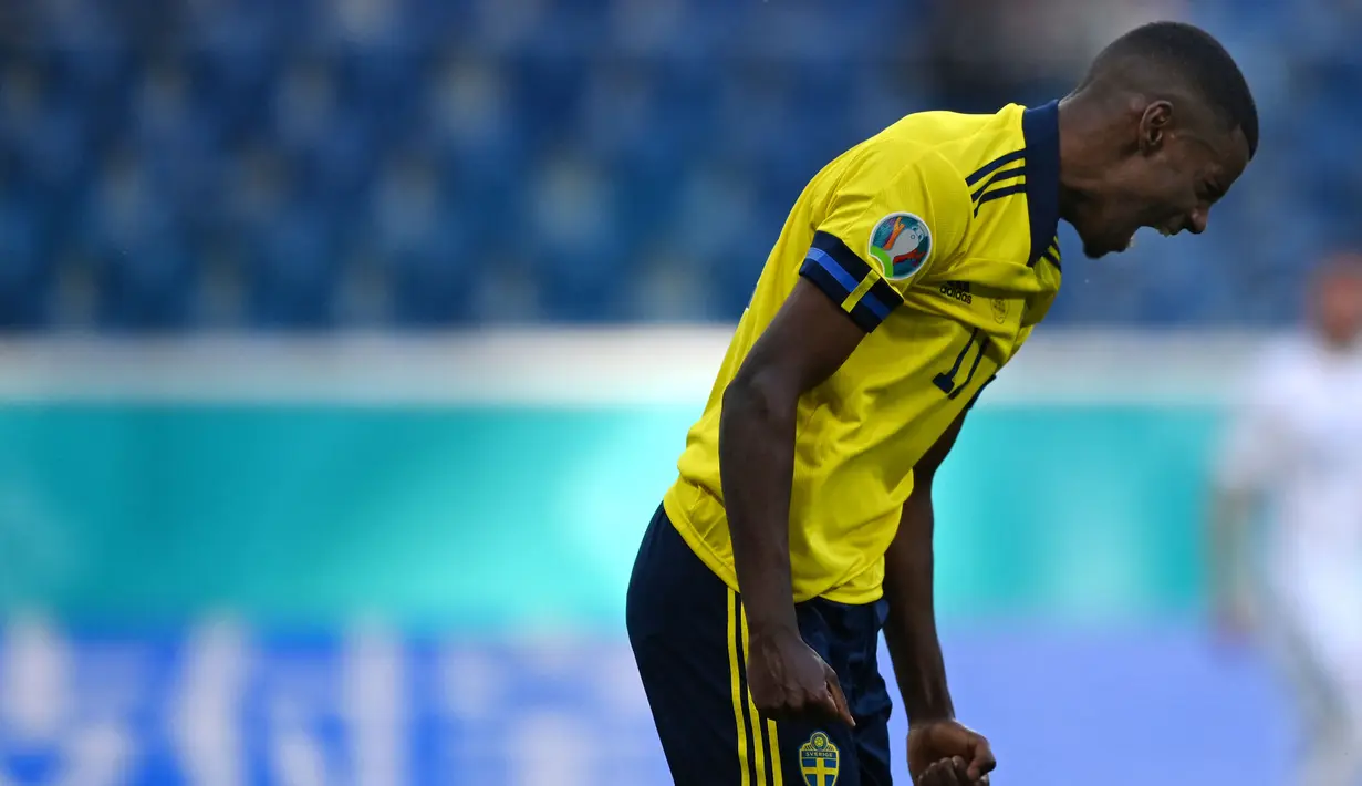 Setelah turun minum, Alexander Isak sebenarnya memiliki peluang berkali-kali namun gagal menjadi gol. Pada menit ke-62 tendangannya melebar ketika memanfaatkan ruang kosong Slovakia. Sembilan menit berselang tendangannya juga masih bisa ditahan oleh Dubravka. (Foto: AFP/Pool/Kirill Kudryavtsev)