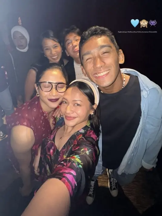 Sementara itu, Amel Carla mengenakan kebaya motif bunga yang dipadukan celana pinknya.[@amelcarla]