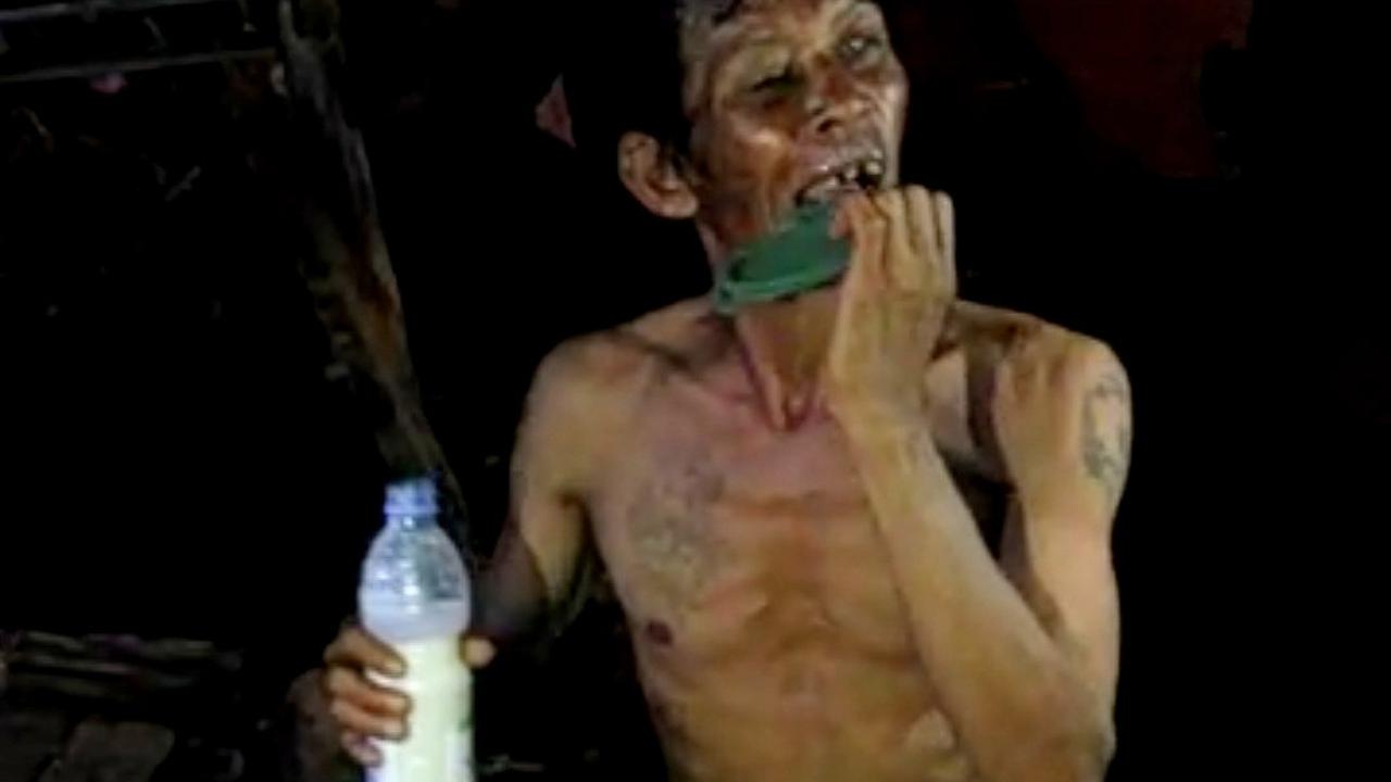 Aksi La Buan saat meminum arak bercampur susu dan anti nyamuk menantang Virus Covid-19 di Muna.(Liputan6.com/Ahmad Akbar Fua)