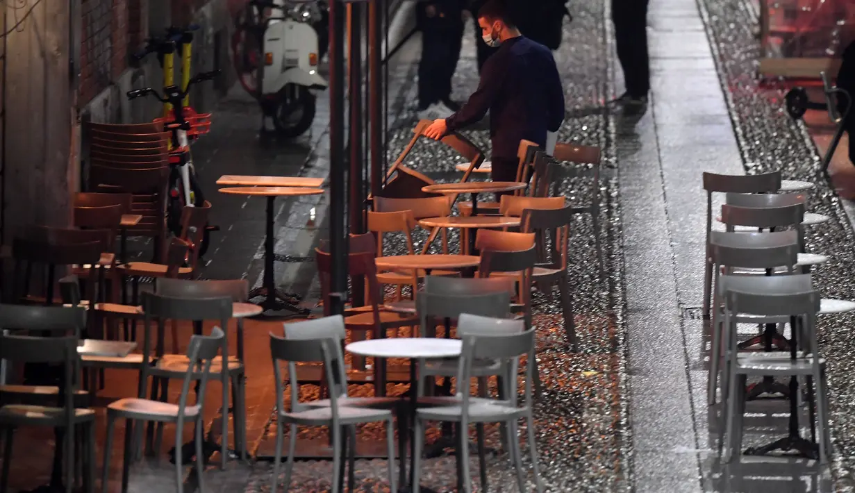 Restoran ditutup sebelum memasuki jam malam di tengah lonjakan infeksi coronavirus baru di Milan, Italia (22/10/2020). Jam malam diberlakukan terhadap lebih dari 21,7 juta warga Italia, yang mencakup sepertiga dari populasi negara itu, di tengah lonjakan infeksi COVID-19. (Xinhua/Daniele Mascolo)