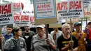 Massa yang tergabung dalam Gerakan Lawan Ahok melakukan aksi unjuk rasa di depan Gedung KPK, Jakarta, Senin (7/12). Aksi tersebut mendesak agar KPK mengusut pembelian lahan RS Sumber Waras yang melibatkan Ahok. (Liputan6.com/Helmi Afandi)