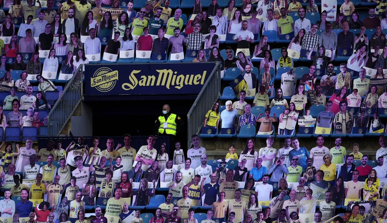 Dari sisi fans, sudah banyak yang merasa sangat bosan di rumah. Rindu dengan suasana pertandingan di dalam stadion dengan segala atmosfernya yang luar biasa. (Foto: AFP/Jose Jordan)