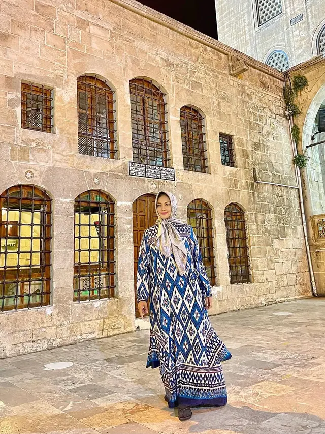 6 Inspirasi Outfit Gamis ala Bella Saphira, Elegan untuk Wanita 50 Tahunan