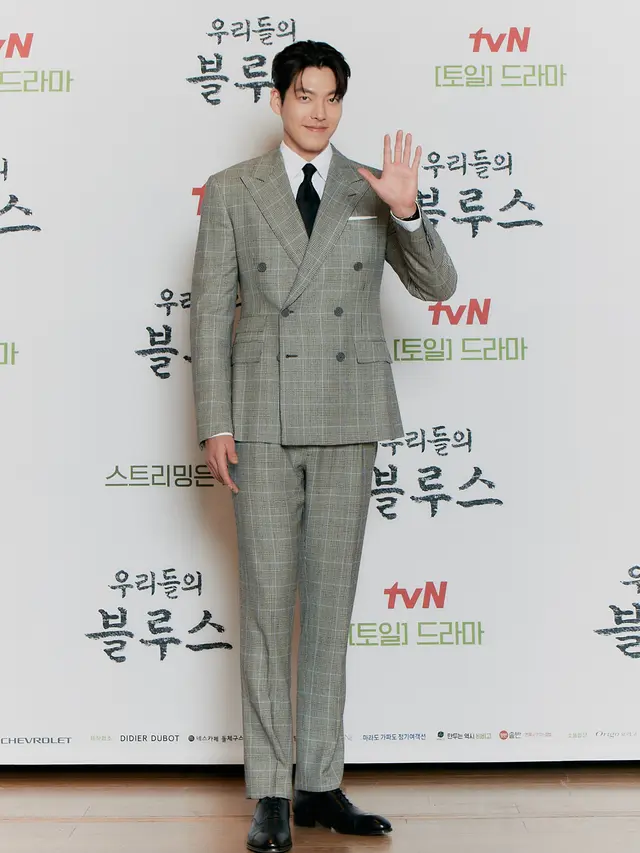 Kim Woo Bin  dalam konferensi pers Our Blues. (Foto: Netflix)