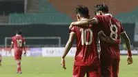 Penyerang Timnas Indonesia U-17, Arkhan Kaka (kanan) dan Muhammad Nabil Asyura merayakan gol ke gawang Timnas Uni Emirat Arab U-17 di laga Grup B Kualifikasi Piala Asia U-17 2023 yang berlangsung di Stadion Pakansari, Bogor, Rabu (5/10/2022) (Bola.com/M Iqbal Ichsan)