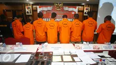 Delapan warga negara India dihadirkan saat rilis sindikat internasional di Kantor Imigrasi Jakarta Pusat, Rabu (18/1). Mereka diduga melakukan pemalsuan dokumen keimigrasian seperti visa dan cap keimigrasian. (Liputan6.com/Immanuel Antonius) 