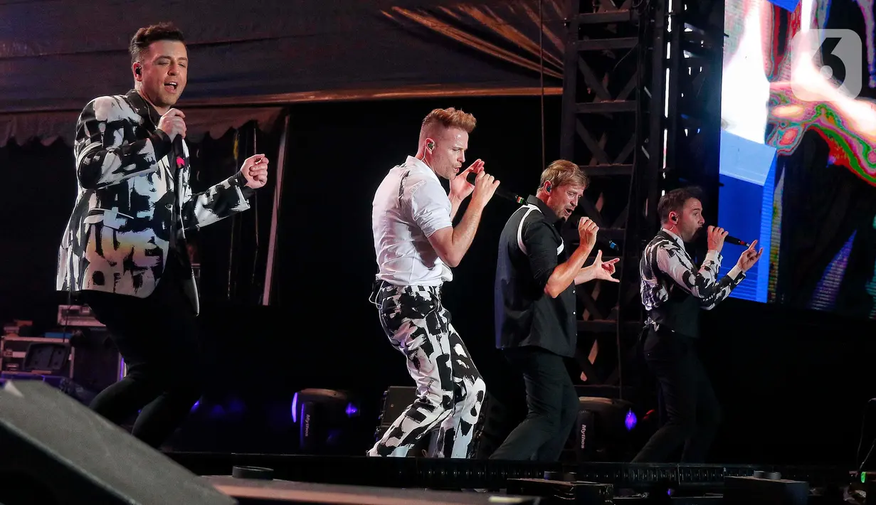 Grup boyband Westlife tampil pada konsernya yang bertajuk “Westlife The Wild Dreams Tour 2023 Jakarta” di Stadion Madya GBK, Jakarta, Sabtu (11/2/2023). Berdasarkan keterangan tertulis pihak PK Entertainment, sekitar lebih dari 25 ribu penonton yang hadir di konser ini. (Liputan6.com/Angga Yuniar)