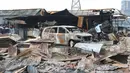 Sebuah mobil hangus dalam kebakaran yang lapak kayu di kawasan Rawa Buaya, Jakarta Barat, Rabu (4/1). Kebakaran tersebut diduga akibat sambaran api dari salah satu warga yang tengah membakar serbuk gergaji. (Liputan6.com/Angga Yuniar)