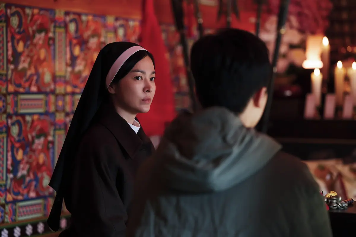 Song Hye Kyo dalam film Dark Nuns. (Next Entertainment World via Soompi)