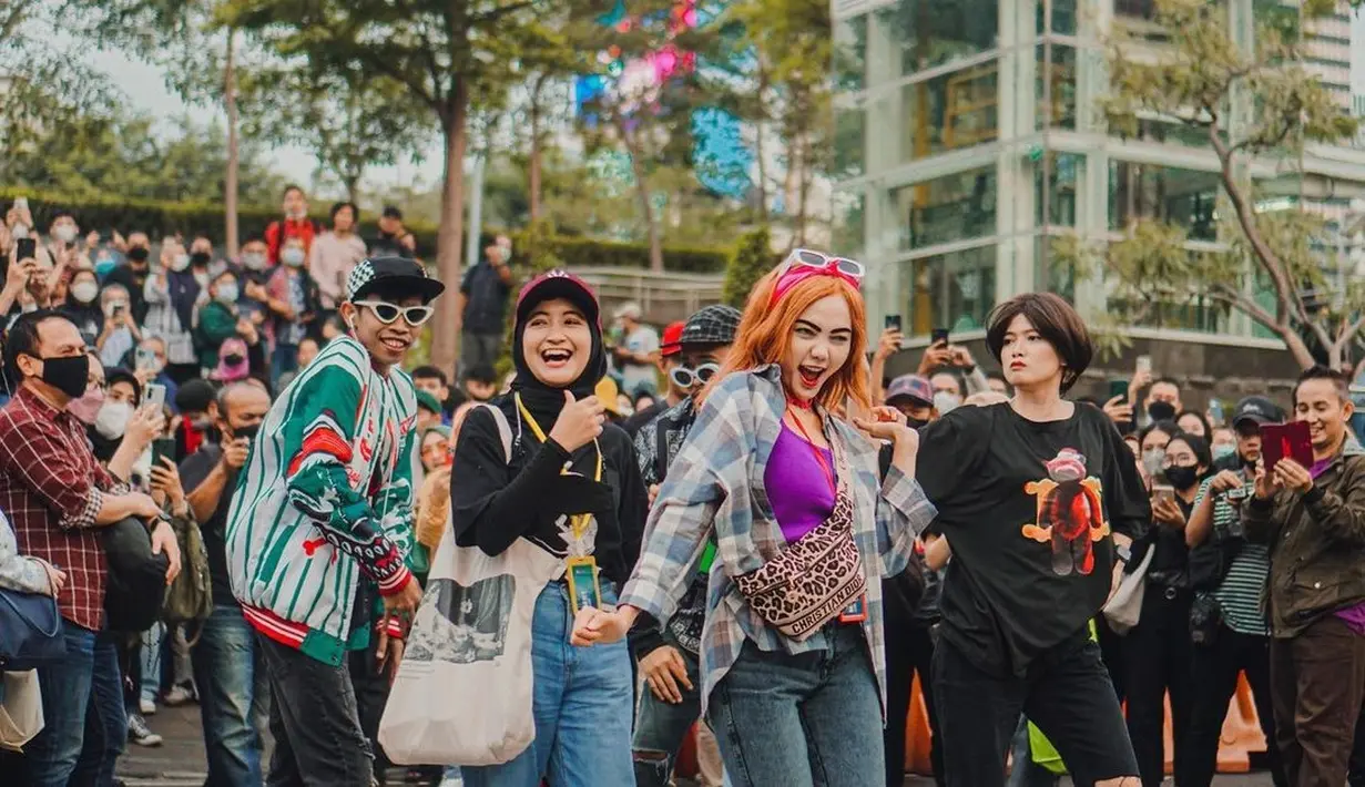 Rina Nose bersama beberapa artis tak mau ketinggalan dengan selebriti tanah air lainnya. Rina Nose juga turut hadir meramaikan Citayem Fashion Week di area Sudirman, Jakarta Selatan. (Instagram/chikajessica88)