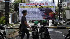 Spanduk tentang pembatasan aktivitas terpampang di pintu masuk perumahan di kawasan Cideng, Jakarta, Kamis (2/4/2020). Pemerintah menetapkan Pembatasan Sosial Berskala Besar dengan membatasi kegiatan tertentu penduduk di wilayah yang diduga terinfeksi COVID-19. (Liputan6.com/Helmi Fithriansyah)