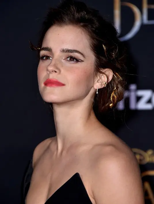 Bergaya seksi saat melakukan sesi foto yang dilakukan Emma ternyata menuai kontroversi dari masyarakat. Ia disebut telah mengkhianati prinsip femisme karena berfoto dengan pakaian terbuka untuk majalah Vanity Fair. (AFP/Bintang.com)