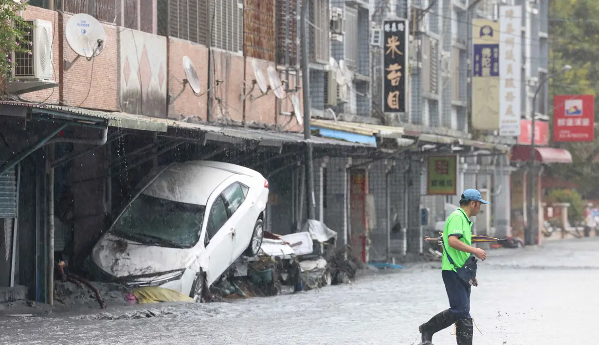 Berbagai wilayah di Taiwan, berikut 340 personel militer, telah mengerahkan tim penyelamat ke Haulien. (I-Hwa Cheng/AFP)