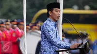 Presiden Joko Widodo (Jokowi) menyampaikan pidato pada upacara peringatan HUT ke-45 Korps Pegawai Republik Indonesia (Korpri) di Silang Monas, Jakarta, Selasa (29/11). Acara dihadiri ribuan PNS lintas instansi berpakaian adat. (Liputan6.com/Faizal Fanani)