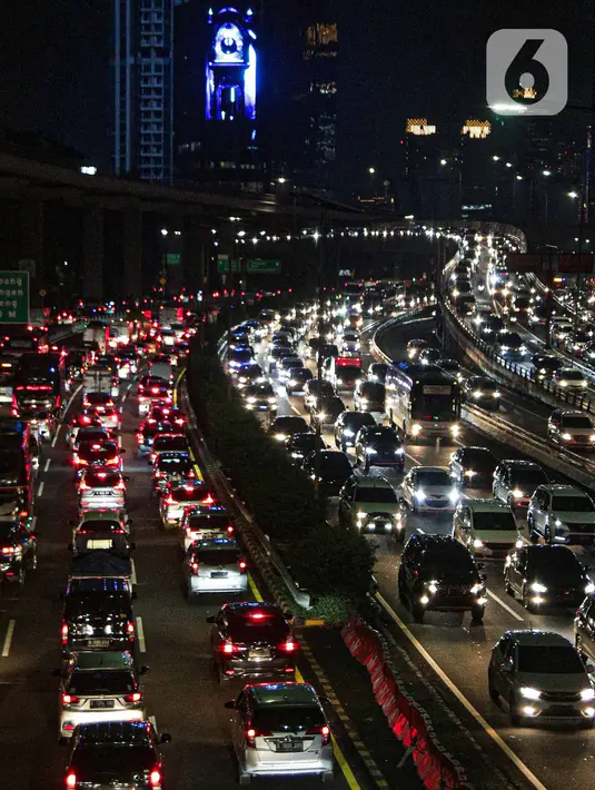 Sejumlah kendaraan terjebak kemacetan di Tol Dalam Kota, Jakarta, Rabu (18/5/2022). Meningkatnya volume kendaraan di Ibu Kota terjadi karena sejumlah pegawai telah kembali kerja dari kantor atau work from office (WFO). (Liputan6.com/Faizal Fanani)