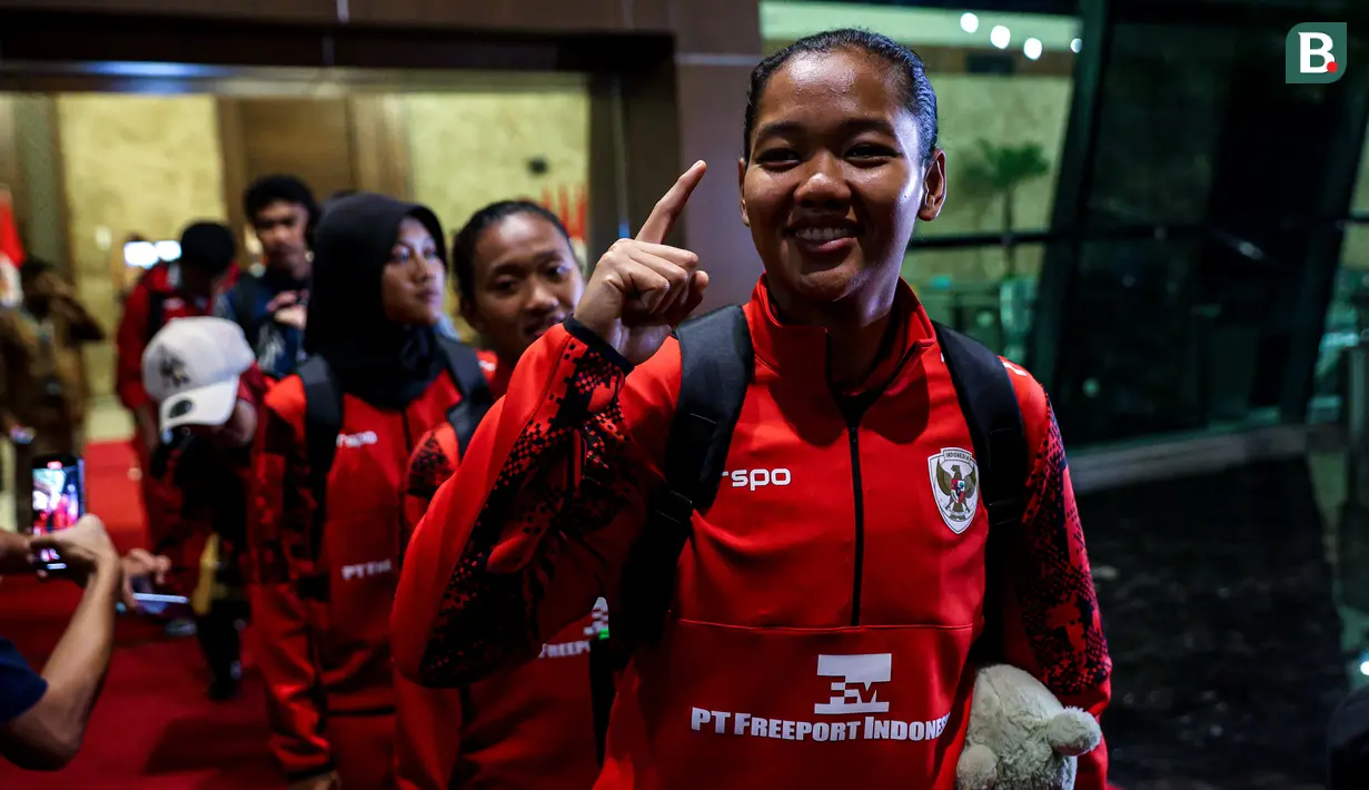 <p>Suasana kedatangan para pemain Timnas Indonesia Putri setelah menjuarai Piala AFF Wanita 2024 di Gedung VVIP Terminal 3 Bandara Soekarno Hatta, Tangerang, Jumat (06/12/2024). (Bola.com/Bagaskara Lazuardi)</p>