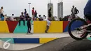 Seorang anak remaja tengah bermain skateboard di arena skate park Taman Kalijodo, Jakarta, Minggu (15/01). Pembangunannya area taman ini dilakukan sejak penggusuran Februari 2016 hingga beroperasi di awal 2017 ini. (Liputan6.com/Fery Pradolo)
