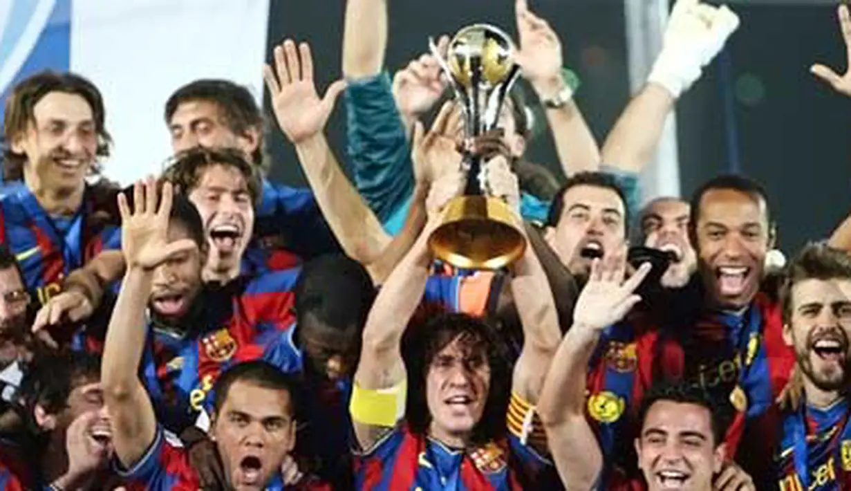 Para pemain Barcelona mengangkat trofi Piala Dunia Antarklub setelah mengalahkan Estudiantes di Abu Dhabi, UEA, 19 Desember 2009. AFP PHOTO/KARIM SAHIB
